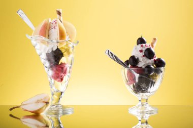 Renkli armut bardağı ve kırmızı üzümlü dondurma.