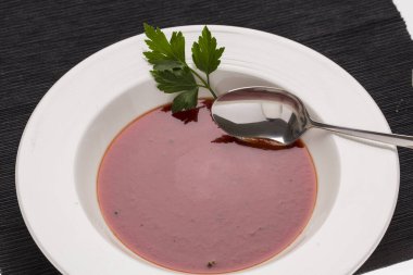 Tabakta domates çorbası ve menü kartı için taze sebzeler.