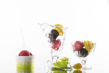 Renkli dondurma, ve servis kupası, süslenmiş, beyaz arka planda.