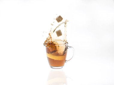 Işıl ışıl arka planda bir dilim limon ve şeker dolu çay fırtınası