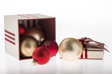 Beyaz arkaplanda renkli noel süslemesi