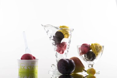 Renkli dondurma, ve servis kupası, süslenmiş, beyaz arka planda.