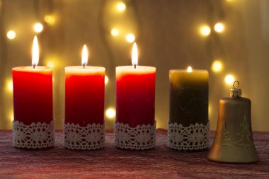 Ampulle decoarte edilmiş dört mum. 