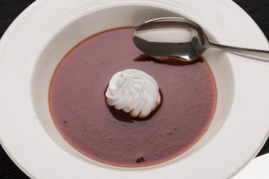 Tabakta domates çorbası ve menü kartı için taze sebzeler.