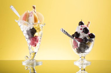 Renkli armut bardağı ve kırmızı üzümlü dondurma.