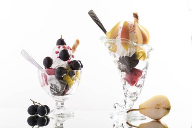 Renkli armut fincanı ve beyaz sırtlı kırmızı üzümler.