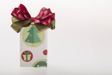 Beyaz arkaplanda renkli noel süslemesi