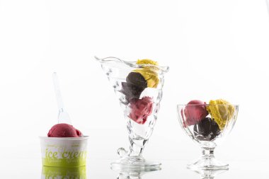 Renkli dondurma, ve servis kupası, süslenmiş, beyaz arka planda.