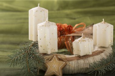 Yeşil arka planda yeni çelengi olan güzel bir Noel süsü.