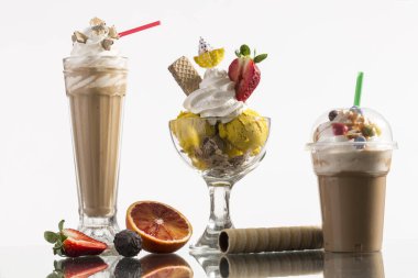 Buzlu kahve, buzlu kahve ve menü kartı için krem şantili vanilyalı Napoli bardağı.