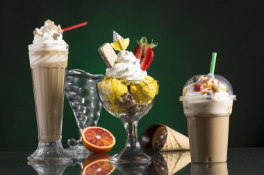 Buzlu kahve, buzlu kahve ve menü kartı için krem şantili vanilyalı Napoli bardağı.