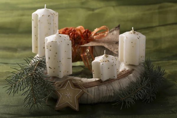 Schöne Weihnachtsdekoration Mit Adventskranz Auf Grünem Hintergrund — Stockfoto