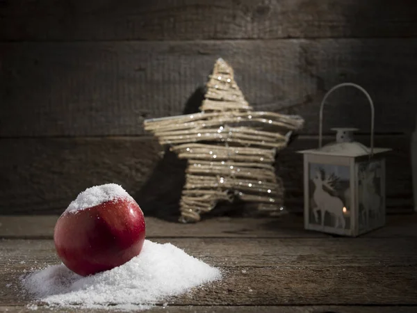 Zasněžené Jablko Vánoční Lampičkou Zdobené Starém Dřevěném Pozadí — Stock fotografie