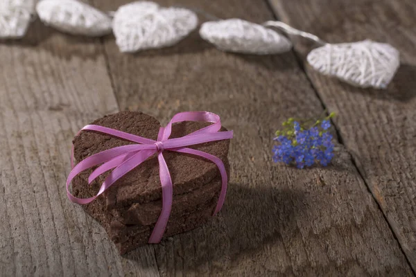 Gâteau Forme Coeur Sur Bois Avec Décoration — Photo