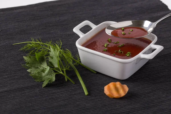 Tomatensuppe Auf Dem Teller Mit Frischem Gemüse Für Die Speisekarte — Stockfoto