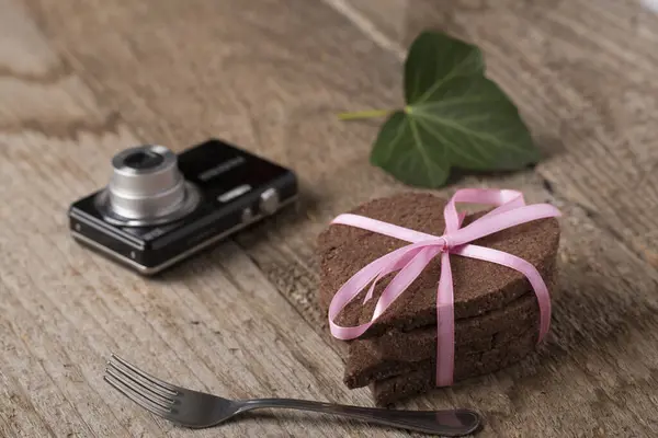 Hjerteformet Kake Tre Med Kamera – stockfoto