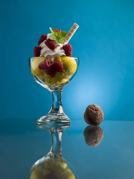 Tazza Con Gelato Bacche — Foto Stock