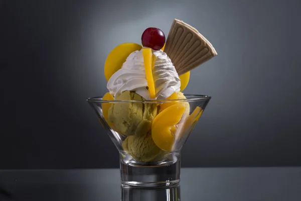 Melba Pêssego Decorado Com Chantilly Pêssego — Fotografia de Stock