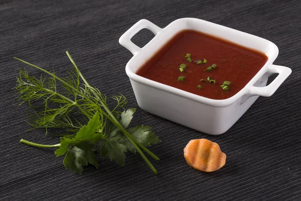 Tomatensuppe Auf Dem Teller Mit Frischem Gemüse Für Die Speisekarte — Stockfoto