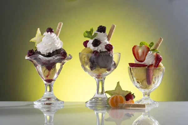 Veel Fruit Sundae Kleurrijke Achtergrond — Stockfoto