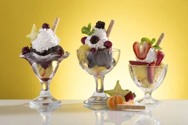 Sok Gyümölcs Fagylalt Színes Háttér — Stock Fotó