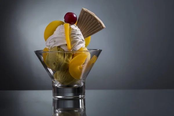 Melba Pêssego Decorado Com Chantilly Pêssego — Fotografia de Stock