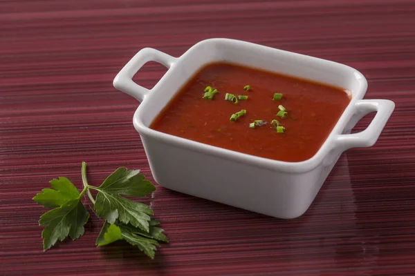 Tomatensuppe Auf Dem Teller Mit Frischem Gemüse Für Die Speisekarte — Stockfoto