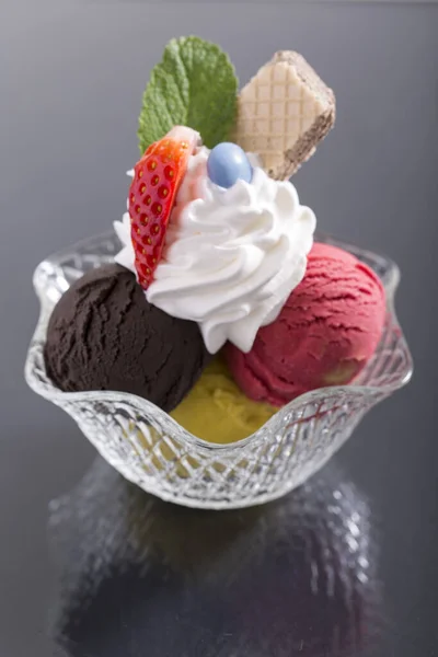 Egyszerű Étterem Fagylalt Tejszínhabbal Eper — Stock Fotó