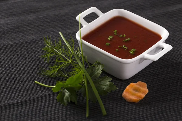 Tomatensuppe Auf Dem Teller Mit Frischem Gemüse Für Die Speisekarte — Stockfoto