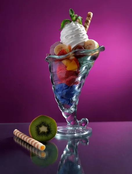 Sobremesas Doces Com Creme Frutas — Fotografia de Stock