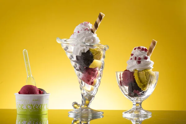 Taza Helado Colorido Taza Plástico Decorado Sobre Fondo Amarillo — Foto de Stock