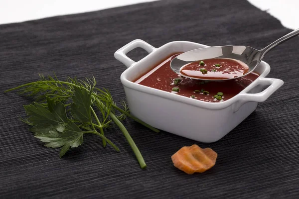 Tomatensuppe Auf Dem Teller Mit Frischem Gemüse Für Die Speisekarte — Stockfoto