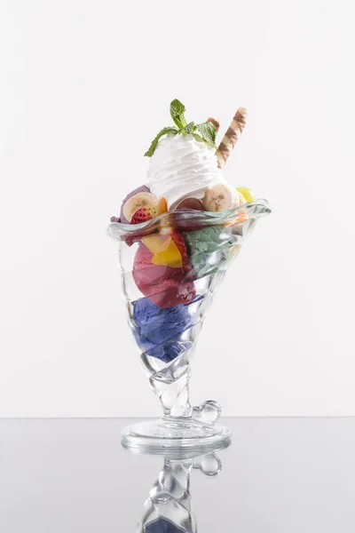 Copo Frutas Mistas Coloridas Com Chantilly Decorado — Fotografia de Stock