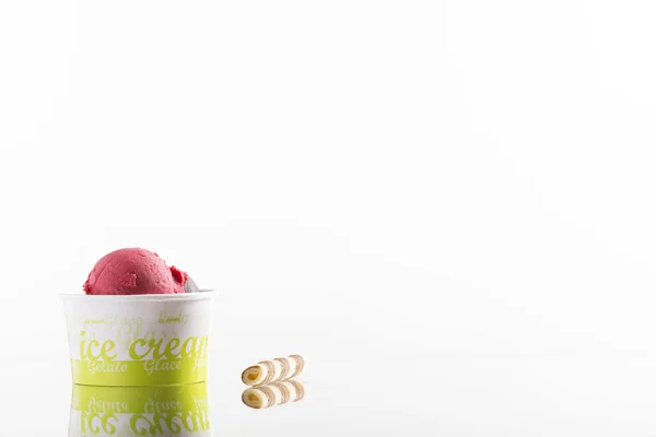 Menü Kartı Için Plastik Bardakta Renkli Paket Servis Dondurması — Stok fotoğraf