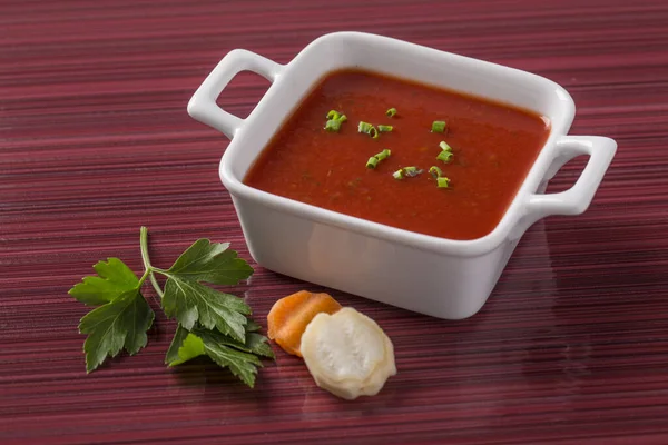 Tomatensuppe Auf Dem Teller Mit Frischem Gemüse Für Die Speisekarte — Stockfoto