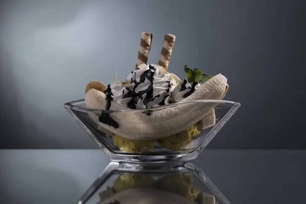 Klasický Banánový Split Šlehačkovou Čokoládovou Omáčkou Mandle Zdobené — Stock fotografie
