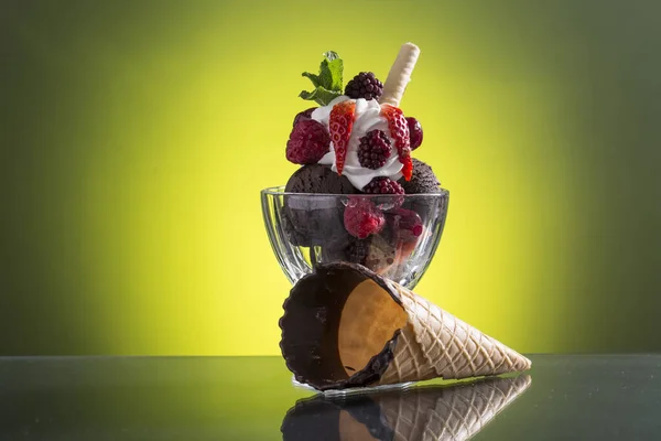 Színes Piros Berrie Fagylalt Csokoládé Jéggel Tejszínhabbal — Stock Fotó