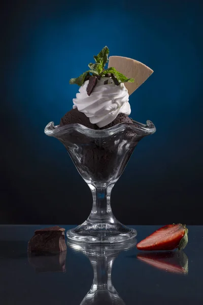 Dessert Decorato Con Panna Montata Fragola — Foto Stock