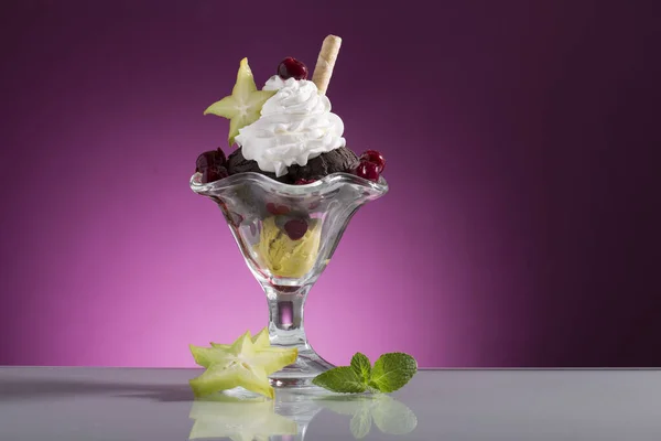 Színes Cseresznye Sundae Felületen — Stock Fotó