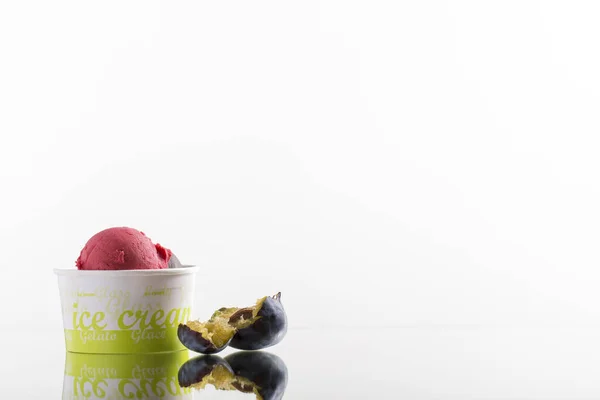 用塑料杯盛放五颜六色的外卖冰淇淋做菜单卡 — 图库照片