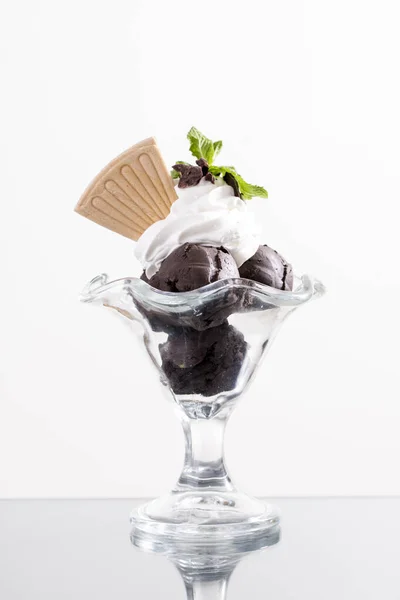 ホイップクリームチョコレートソースと古典的なデザート — ストック写真