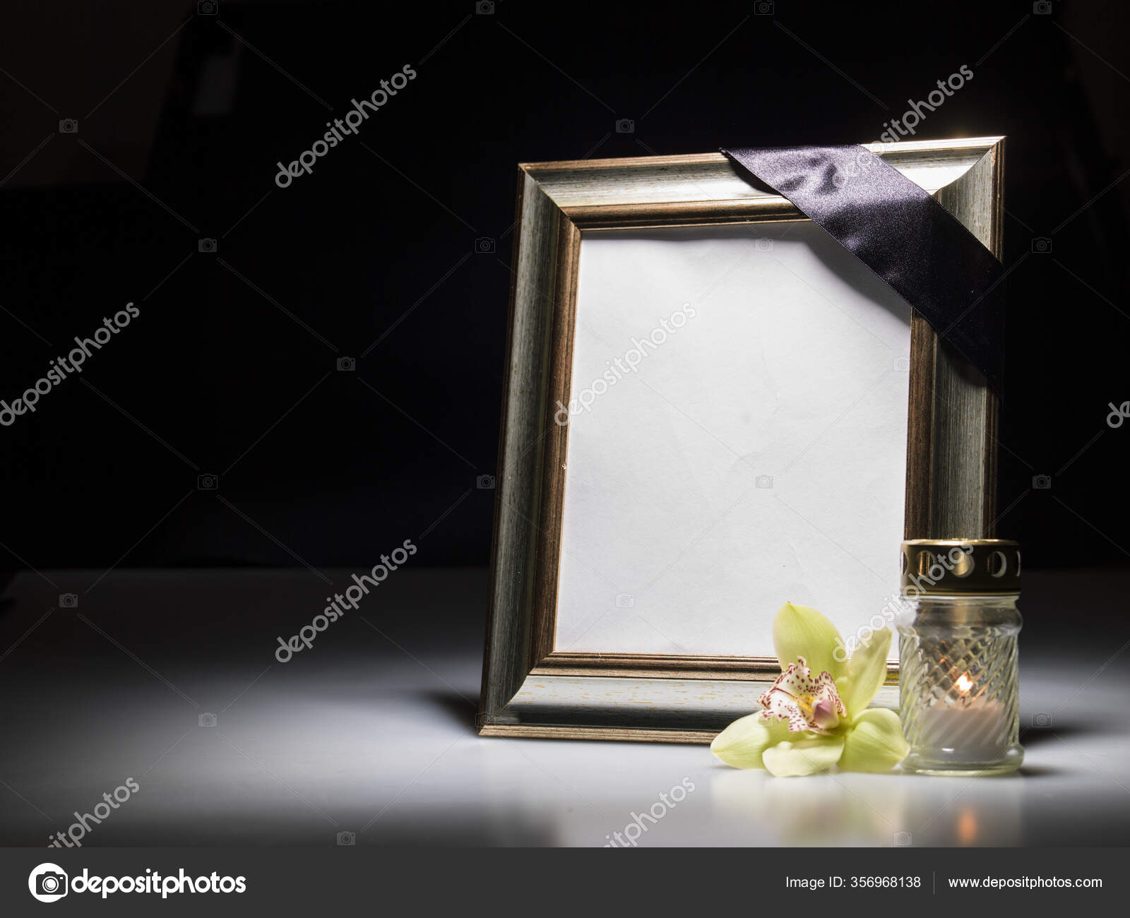 Marco Luto Blanco Para Tarjeta Simpatía Sobre Fondo Oscuro — Foto de stock  #356968138 © H3DII, image size:1600x1300
