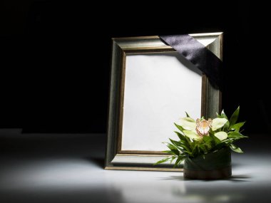 Karanlık arka planda sempati kartı için boş yas çerçevesi