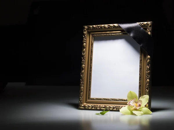 暗い背景に同情カードのための空白の喪フレーム — ストック写真