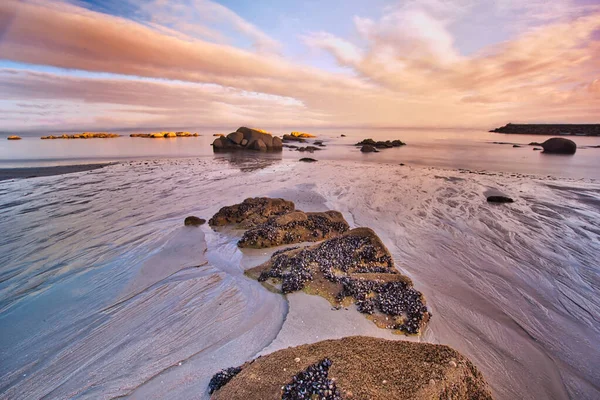 Παραλία Της Γαλικίας Βράχια Ηλιοβασίλεμα Μια Καθαρή Μέρα — Φωτογραφία Αρχείου