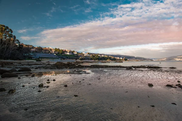 Galicien Strand Mit Felsen Bei Sonnenuntergang Einem Klaren Tag — Stockfoto