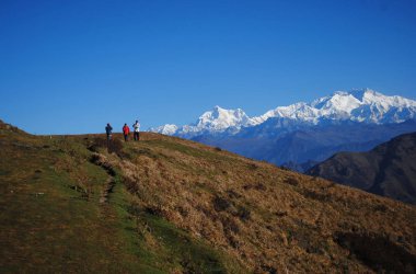 Dağın manzarası. Kanchanjunga, Phalut 'tan görüldüğü gibi Uyuyan Buda Hindistan' ın Darjeeling şehrinde 13.000 feet yükseklikte bulunuyor. Burası Hindistan 'ın en popüler yürüyüş merkezidir. Burada turistler dağları görmek için buraya gelirler.. 