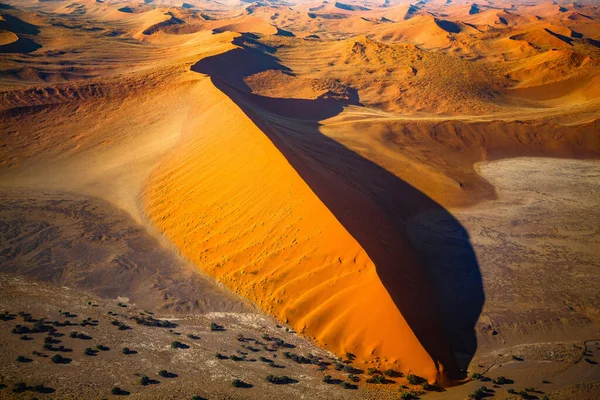 Dunas de arena del desierto de Namib de aviones en la costa del esqueleto en Namibia . — Foto de Stock