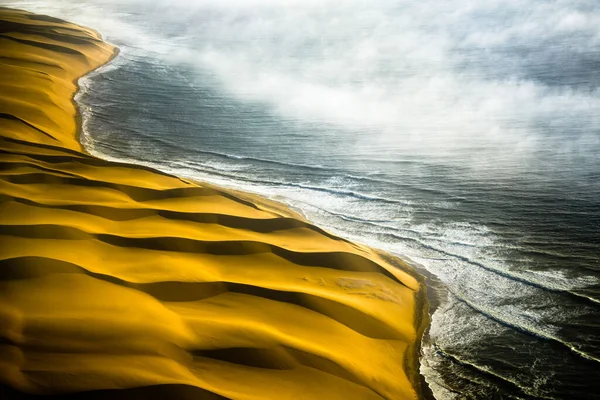 나미 비아의해 안 위에서 비행기를 타고 나미브사막의 모래 언덕 들. — 스톡 사진
