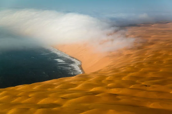 Dunas de arena del desierto de Namib de aviones en la costa del esqueleto en Namibia . — Foto de Stock